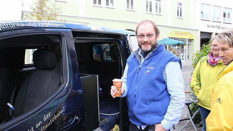 Peter Ehrl zapfte Strom für sein Auto und die Kaffeemaschine. Foto: Simone Bastian
