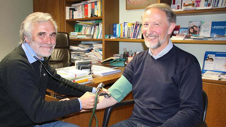 Der Bad Kissinger Allgemein- und Kurarzt Dr. Ralph Brath (von links) übernimmt zum Jahreswechsel die Praxis seines Kollegen Peter Bergel in Euerdorf. Beiden ist wichtig, dass die ärztliche Versorgung vor Ort gewährleistet bleibt, dank Telemedizin sogar verbessert. Foto: Ralf Ruppert