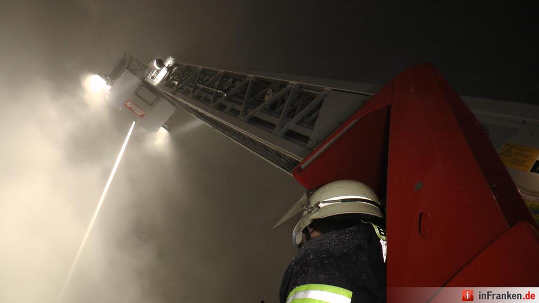 Lagerhallerhallenbrand hielt Feuerwehr in Atem - Großbrand fordert hohen Sachschaden