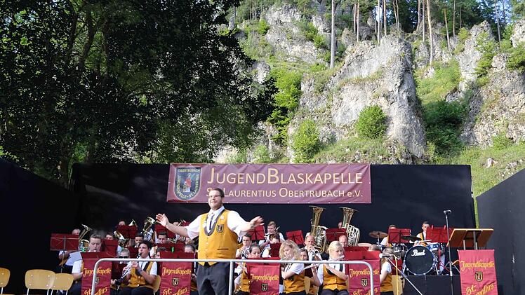 Dirigent Johannes Raum und seine Musiker von der Jugendblaskapelle Obertrubach feierten das 30-jährige Bestehen.  Foto: Franz Galster