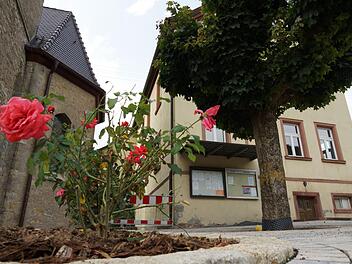 Zwischen der Kirche und der ehemaligen Schule ist ein neuer Platz entstanden. Foto: Arkadius Guzy