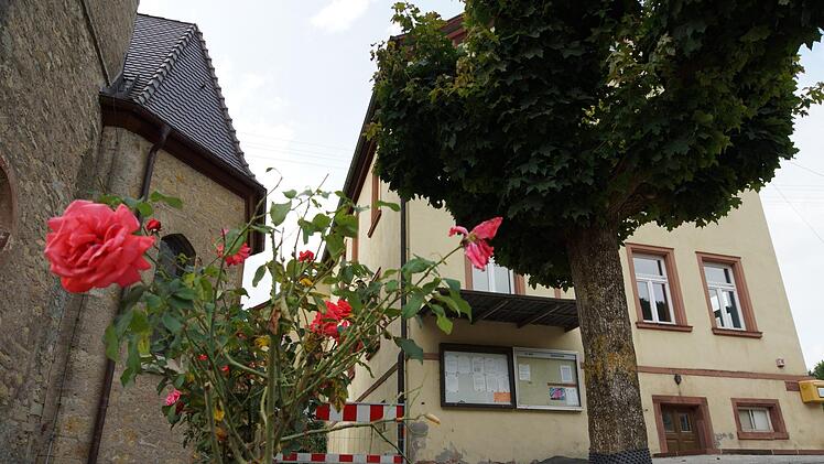 Zwischen der Kirche und der ehemaligen Schule ist ein neuer Platz entstanden. Foto: Arkadius Guzy