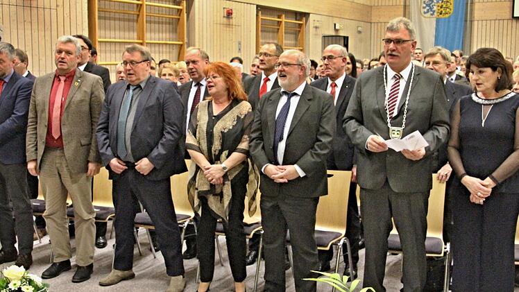 Bei der Bayernhymne, vorne von links: Bürgermeister Ralf Nowak, Pfarrweisach, Bürgermeister Jürgen Hennemann, Ebern, Bürgermeister Willi Sendelbeck, Rentweinsdorf, Renate und Edgar Maier, Geschäftsführer Gemeinde Untermerzbach, Bürgermeister Helmut Dietz mit Gattin Ingrid. Helmut Will
