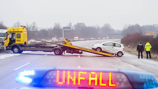 Ein Moment der Unachtsamkeit war genug - zweimal Totalschaden war die Folge. Symbolfoto: Daniel Bockwoldt/dpa