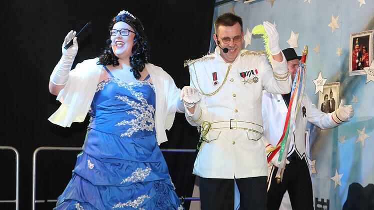 Kevin und Marco Klenner als Kaiserin Sissi und Kaiser Franz. Foto: Rainer Glissnik