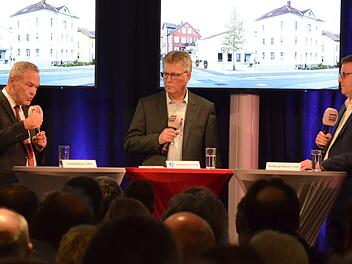 Frank Rebhan (links) oder Wolfgang Rebhan (rechts)? Das Fernsehduell, moderiert von Neue-Presse-Redaktionsleiter Wolfgang Braunschmidt, sollte den Wählern bei ihrer Entscheidung helfen. Rainer Lutz