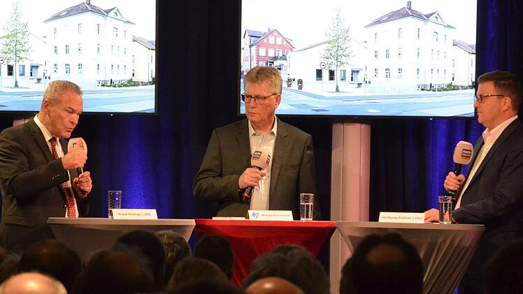Frank Rebhan (links) oder Wolfgang Rebhan (rechts)? Das Fernsehduell, moderiert von Neue-Presse-Redaktionsleiter Wolfgang Braunschmidt, sollte den Wählern bei ihrer Entscheidung helfen. Rainer Lutz