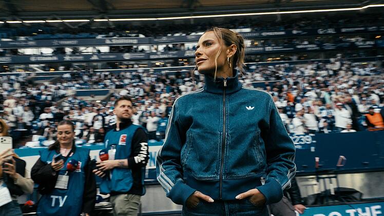 Die Schalke-Arena ist auch f&uuml;r sie wie ein zweites Zuhause: Sophia Thomalla h&auml;lt's mit den K&ouml;nigsblauen.