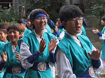Singend, tanzend und klatschend zogen die jungen Koreaner die Zuschauer am Schreinersch-Haus in ihren Bann. Die Asiaten strahlten pure Lebensfreude aus, und so sprang der Funke der Völkerverständigung rasch über. Fotos: Gerd Schaar