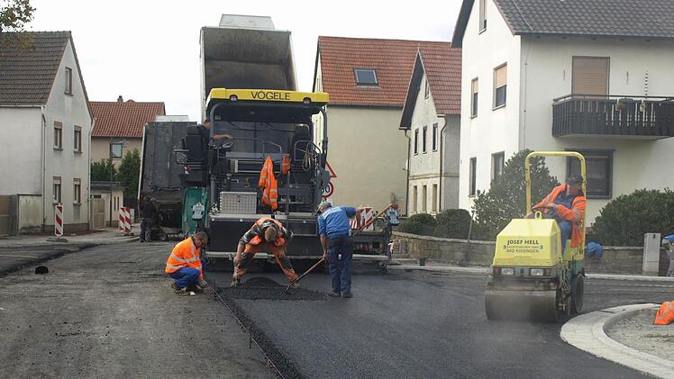 Die Sanierung der Ortsdurchfahrt von Oerlenbach neigt sich dem Ende zu.  Foto: Stefan Geiger