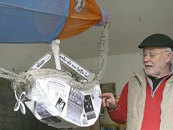 Wolfgang Martin hat mit der alten Schule einen neuen Veranstaltungsraum für seine Kulturinitiative "Die Wüste lebt" gefunden. Diese feierte im Rahmen der "WortSpiele" mit der Aktion "Mit Luftschiffern unterwegs" einen tollen Erfolg. Foto: Sonja Adam