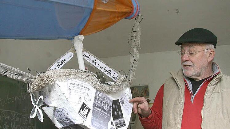 Wolfgang Martin hat mit der alten Schule einen neuen Veranstaltungsraum für seine Kulturinitiative "Die Wüste lebt" gefunden. Diese feierte im Rahmen der "WortSpiele" mit der Aktion "Mit Luftschiffern unterwegs" einen tollen Erfolg. Foto: Sonja Adam