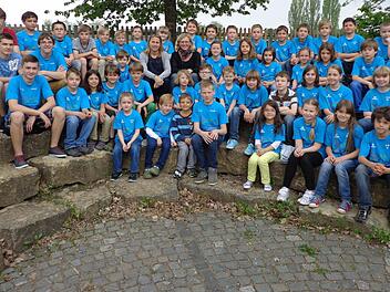 Diese Schüler der Dreiberg-Schule in Knetzgau traten beim Weltkulturerbelauf in Bamberg an. Die Großen sind stolz auf ihre Sprinter.Foto: Roland Mayer