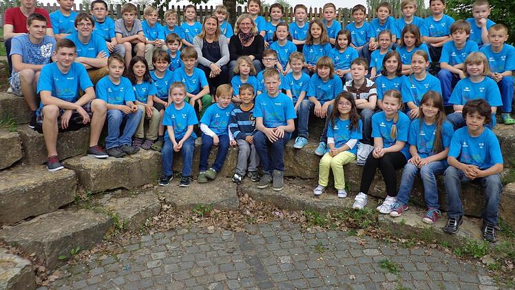 Diese Schüler der Dreiberg-Schule in Knetzgau traten beim Weltkulturerbelauf in Bamberg an. Die Großen sind stolz auf ihre Sprinter.Foto: Roland Mayer