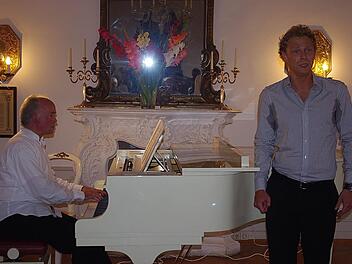 Im Mitwitzer Schloss begeisterte der Lichtenberger Meisterkurs für Gesang mit einem Konzert auf höchstem Niveau. Einer der Interpreten war Julian Hauptmann, am Klavier begleitet von Generalmusikdirektor Christian Fröhlich. Foto: Heike Schülein