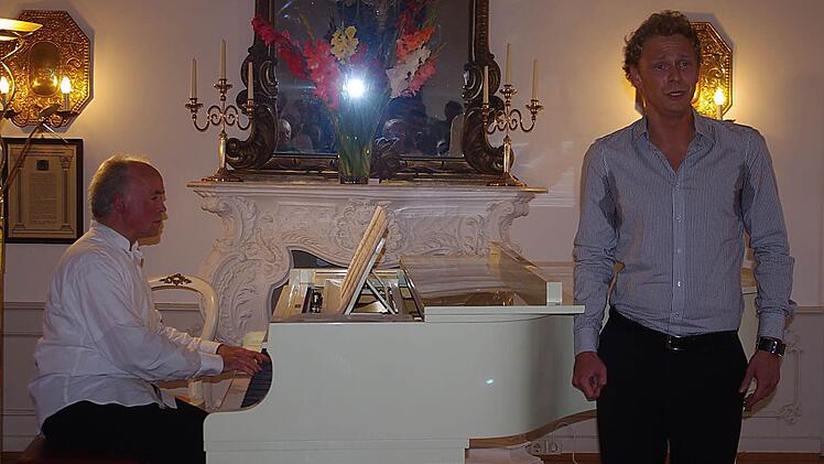 Im Mitwitzer Schloss begeisterte der Lichtenberger Meisterkurs für Gesang mit einem Konzert auf höchstem Niveau. Einer der Interpreten war Julian Hauptmann, am Klavier begleitet von Generalmusikdirektor Christian Fröhlich. Foto: Heike Schülein
