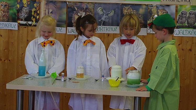 Die kleinen Forscher (von links): Katharina, Paulina, Hannah und Max bauten einen Farben-Vulkan.