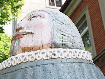 Die Veit-vom-Berg-Figurenbeute im Uehlfelder Kirchhof. Nach dem Willen der LAG sollen weitere hinzukommen.  Foto: Werner