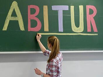 Wann sollten Schüler die Abiturprüfung ablegen? Für den BLLV ist das klar: Man fordert, die Tortur des achtjährigen Gymnasiums abzuschaffen und die Lernzeit wieder zu erweitern.  Foto: dpa