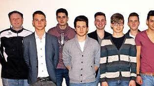 Als früher selbst aktiver Fußballer ist Bernhard Ruß (rechts) stolz auf die U17-Mannschaft des FC Sand, hier mit Betreuer Ralf Brunk (links).