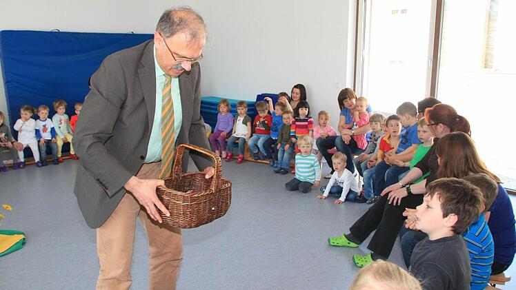 Die Kinder haben für Bürgermeister Johannes Wegner ein Bild gemalt.Foto: Heike Beudert