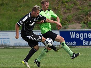Friesens Neuzugang Philipp Kestel (rechts), der eine gute Leistung zeigte, verstellt hier dem Pegnitzer Florian Kretschmer den Weg zu Tor. Foto: Heinrich Weiß