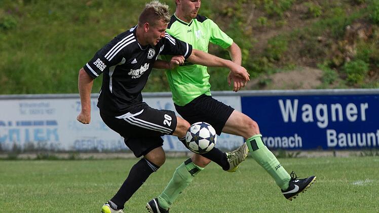 Friesens Neuzugang Philipp Kestel (rechts), der eine gute Leistung zeigte, verstellt hier dem Pegnitzer Florian Kretschmer den Weg zu Tor. Foto: Heinrich Weiß
