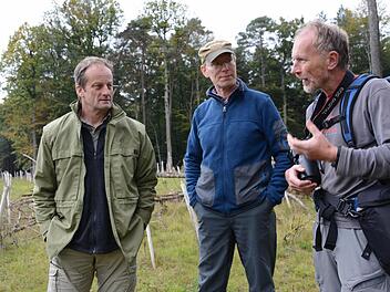 An der Grünbrücke der A 7: Revierleiter Arnulf Schöberl (von links), Versorgungsmann Martin Then-Rathjen und Wildtiermanager Peter Sürth tauschen Erfahrungen aus. Foto: Elisabeth Assmann