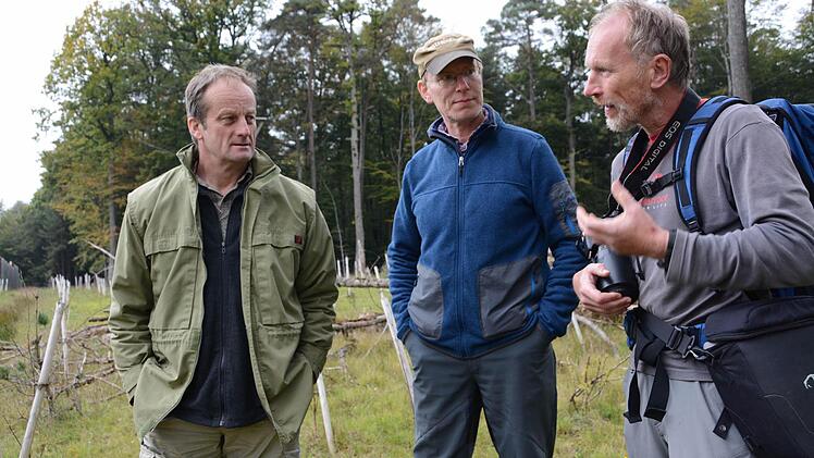 An der Grünbrücke der A 7: Revierleiter Arnulf Schöberl (von links), Versorgungsmann Martin Then-Rathjen und Wildtiermanager Peter Sürth tauschen Erfahrungen aus. Foto: Elisabeth Assmann