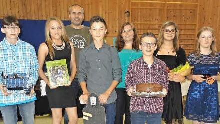 Die Schüler präsentierten ihre Abschlussarbeiten an der Montessori-Schule "RhönSaale" in Sandberg. Das Bild zeigt (von links) Anna-Lena Wirsing, Heidi Fay, Klassenlehrer Christian Dünisch, Paul Fischer, Schulleiterin Michaela Kiesewetter, Florian Grom, Nicole Bellon und Elin Schöning. Foto: Marion Eckert