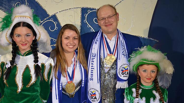 Miriam Hagedorn (Zweite von links) und Nico Herold von der Gauaschacher Carneval Abteilung (GCA) wurden für ihren Einsatz vom Fränkischen Fastnachtsverband mit dem Sessionsorden geehrt.  Foto: Jana Keul