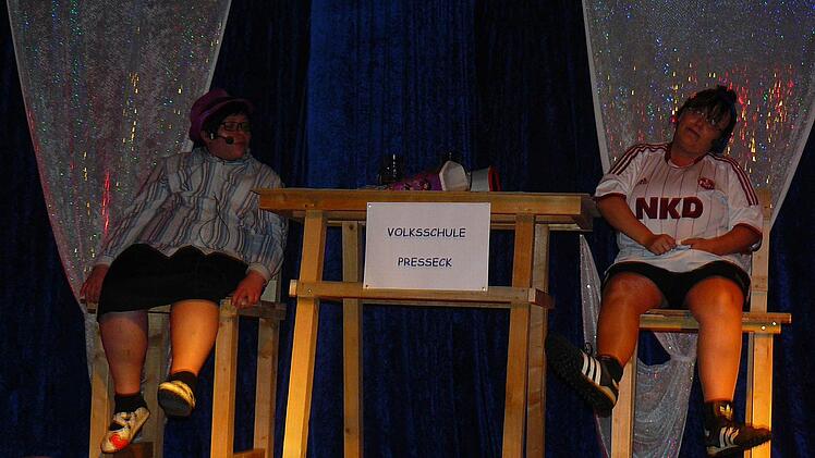 Die zwei Erstklässler Hans-Wernerle (Nicole Kratkai) und Sieglinde (Tanja Sesselmann) Foto: Klaus-Peter Wulf