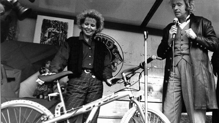 Für den Kulmbacher Lions-Club verlost Thomas Gottschalk 1996 schon mal ein Fahrrad. Darüber, ob es zu einem Rekordpreis weggegangen ist, schweigt der Chronist. Foto: Bayerische Rundschau