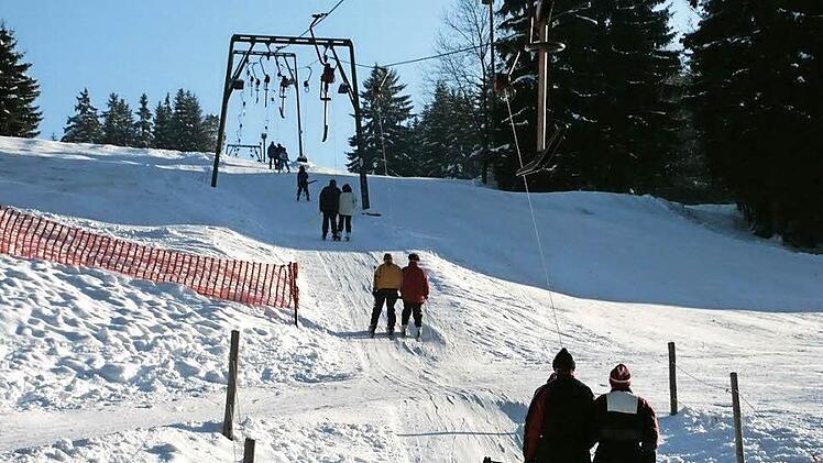 Die Skilifte im Frankenwald - wie hier in Ludwigsstadt - müssen im Sommer gewartet werden.  Foto: FT-Archiv