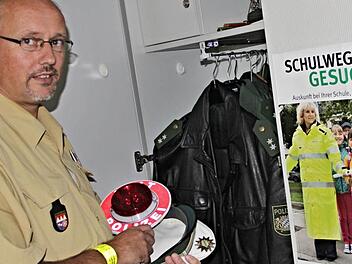 Polizeioberkommissar Tobias Kern von der Polizeiinspektion Ebern rüstet sich aus und macht sich wie viele seiner Kollegen in Bayern auf den Weg, um für einen sicheren Schulwegzu sorgen.  Foto: Helmut Will