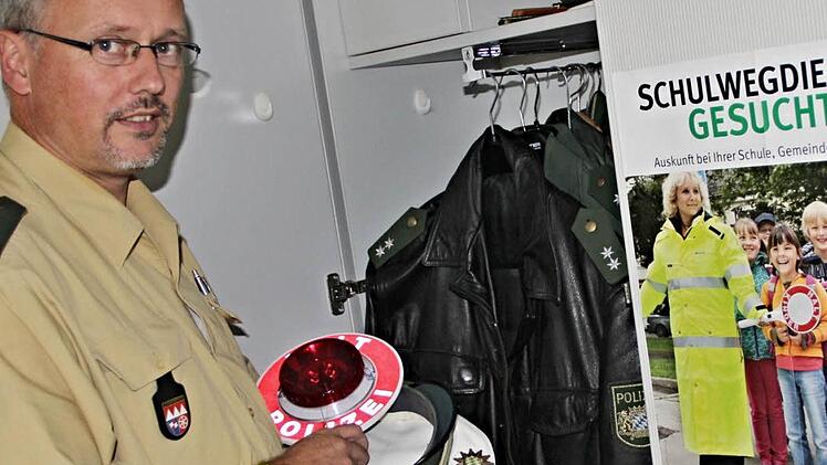Polizeioberkommissar Tobias Kern von der Polizeiinspektion Ebern rüstet sich aus und macht sich wie viele seiner Kollegen in Bayern auf den Weg, um für einen sicheren Schulwegzu sorgen.  Foto: Helmut Will