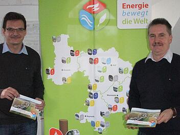 Martin Kastner (links) und Wolfgang Degelmann von Energievision Frankenwald sind stolz darauf, dass es im Naturpark Frankenwald so viele Bioenergiegemeinden gibt.  Foto: Friedwald Schedel