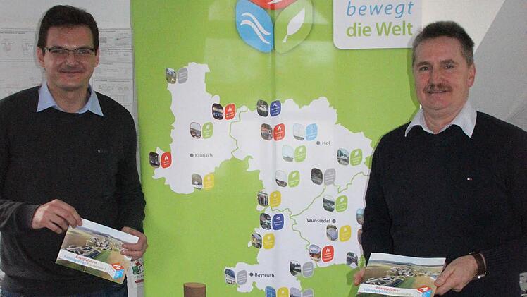 Martin Kastner (links) und Wolfgang Degelmann von Energievision Frankenwald sind stolz darauf, dass es im Naturpark Frankenwald so viele Bioenergiegemeinden gibt.  Foto: Friedwald Schedel