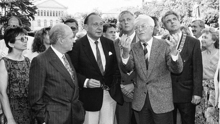 Hans-Dietrich Genscher in Coburg - in zweiter Reihe: Oberbürgermeister Norbert Kastner (Mitte) und Bürgermeister Richard Dlouhy rechts)Foto: Archiv/Hagen Lehmann