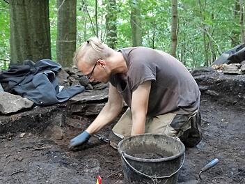 Archäologiestudenten der Universität Marburg graben auf der Milseburg. Fotos: Marion Eckert