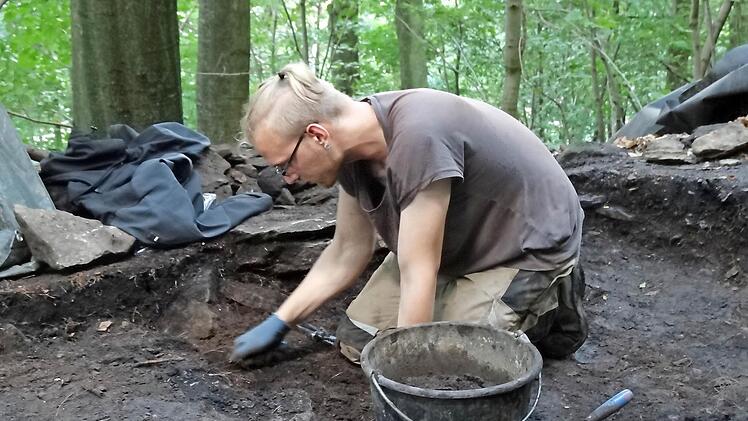 Archäologiestudenten der Universität Marburg graben auf der Milseburg. Fotos: Marion Eckert