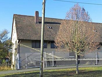 Die Zukunft des altes Raiffeisengebäudes in Poxdorf steht mehr denn je in den Stimmen.  Foto: Dagmar Niemann