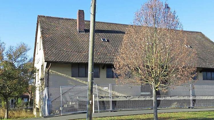 Die Zukunft des altes Raiffeisengebäudes in Poxdorf steht mehr denn je in den Stimmen.  Foto: Dagmar Niemann