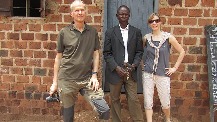 Gabor und Jeanine Ronay mit dem Schulleiter  Foto: privat