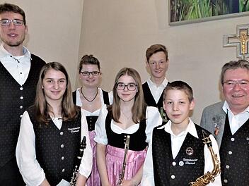 Luisa Pusch (Bronze), Hanna Baumann (Silber), Lars Nützel (Bronze) und Lothar Huber (vorne, von links) sowie (dahinter, von links) Christoph Schröder, Franziska Kintzel und Laurenz Peetz (Silber) .