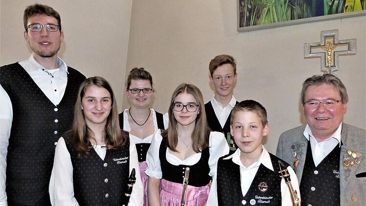 Luisa Pusch (Bronze), Hanna Baumann (Silber), Lars Nützel (Bronze) und Lothar Huber (vorne, von links) sowie (dahinter, von links) Christoph Schröder, Franziska Kintzel und Laurenz Peetz (Silber) .