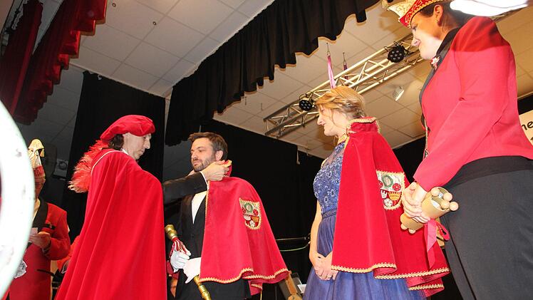 Gro&szlig;meyster Sigi Mayer "die Kleidermotte", inthronisierte das neue Prinzenpaar Basti I. und Karolin I. Rechts: Kanzlerin Dana Hecker-Kirchbach.       Foto: Friedwald Schedel