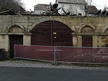 Dieser Teil der alten Postscheune in Unterrodach soll erhalten bleiben, dahinter sollen Parkplätze entstehen. Foto: Gemeinde Marktrodach