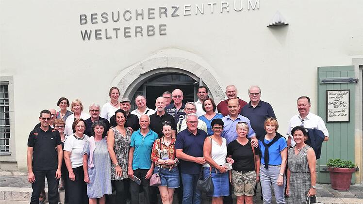 Die Stadtratsdelegation vor dem Regensburger Unesco-Welterbe-Besucherzentrum; links im Bild Welterbe-Koordinator und Geograph Matthias Ripp. Sigismund von Dobschütz
