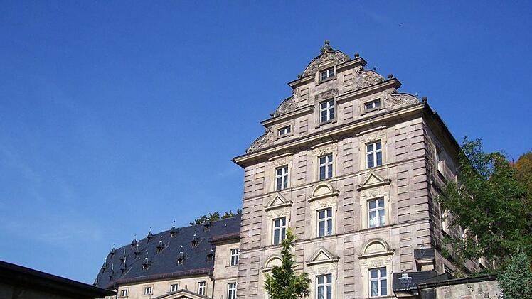 64 Gauben zieren das Schieferdach. Das größte Barockgebäude der Kulmbacher Altstadt ist eng zwischen Rentamtsgäßchen und Röthleinsberg positioniert und erhält in diesen Tagen für 85.000 Euro eine moderne und automatische Brandmeldeanlage.Holger Peilnsteiner